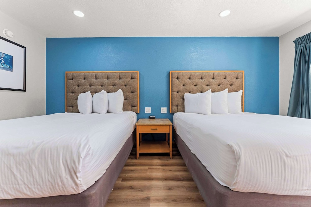 Standard Room, 2 Queen Beds, Non Smoking photo 2