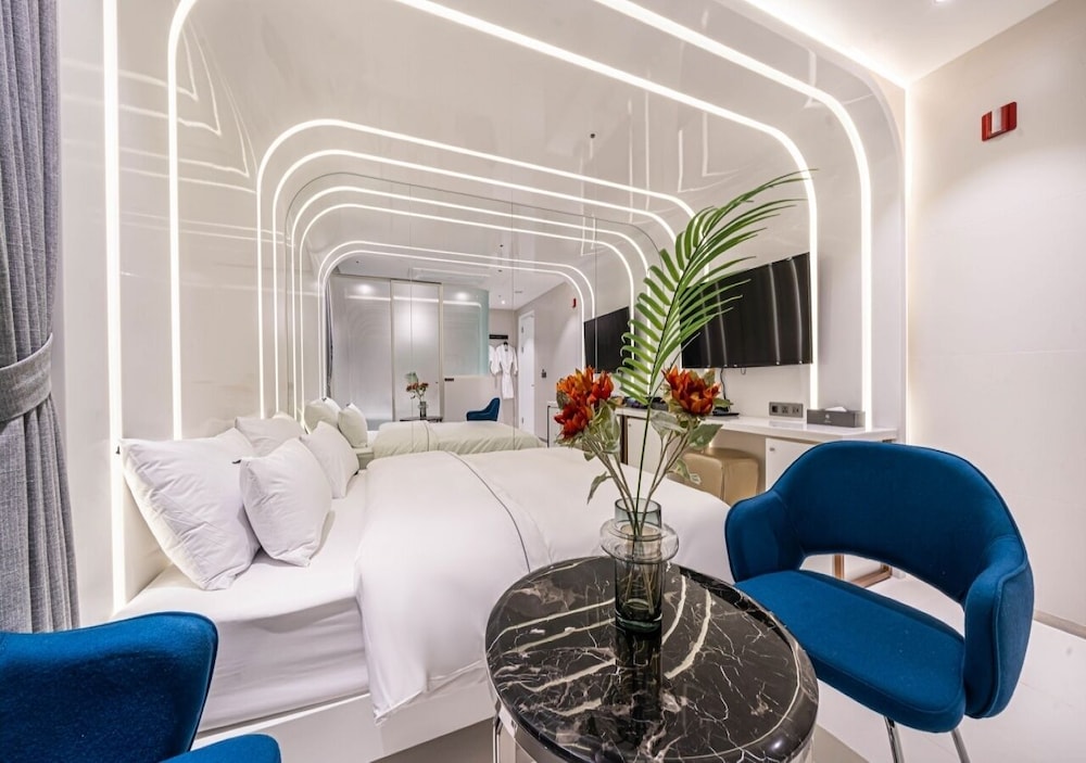 Deluxe Double Room (Netflix/ Youtube Available on TV) - Photo 4