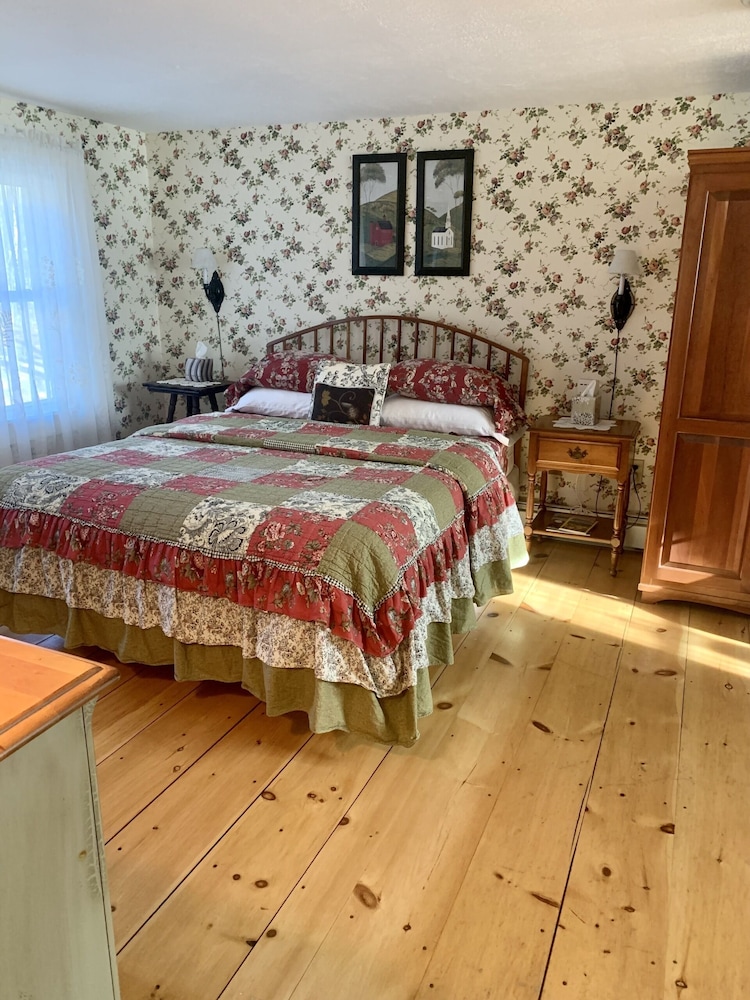 Deluxe Quadruple Room, Ensuite, Mountain View (Room 6)