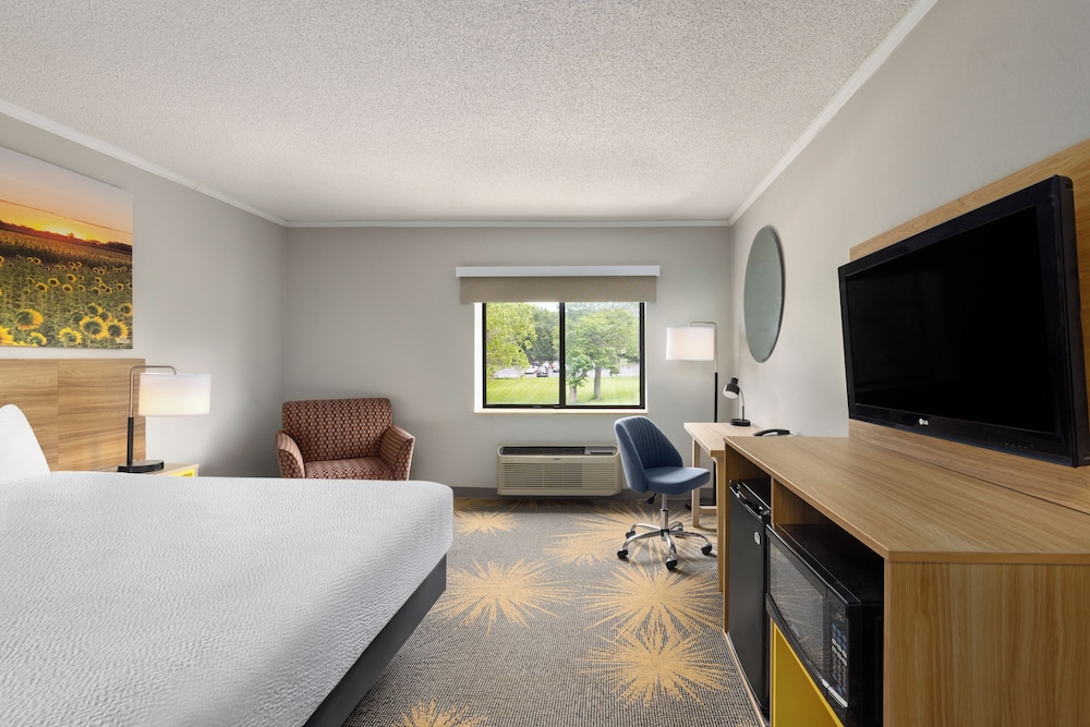 Room, 1 King Bed, Non Smoking - Photo 4