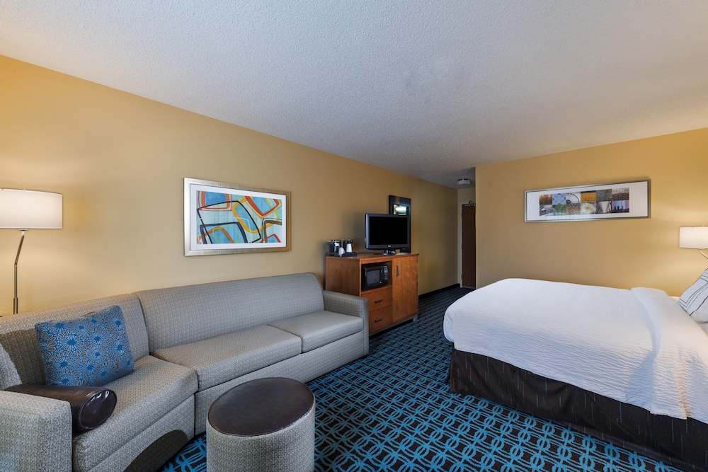 Room, 1 King Bed with Sofa bed (Mobility/Hearing Accessible, Tub) photo 2