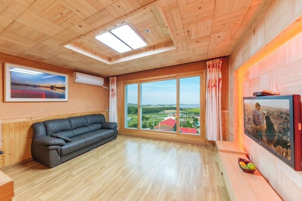 Room (Island 201) - Photo 3