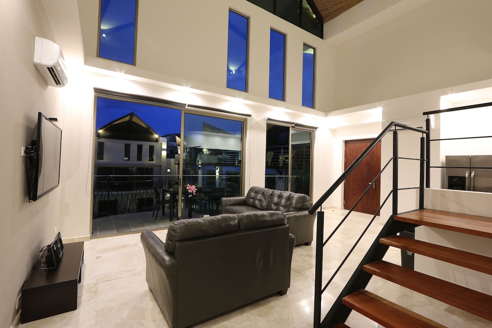 Antarctic Ocean Penthouse, 6 Bedrooms, 5.5 Bathrooms, Kitchen  & 2 Plunge Pool photo 2