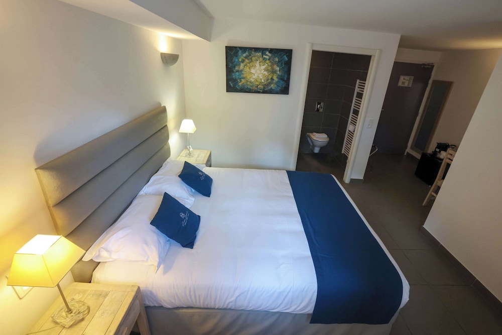 Standard Room, 1 Queen Bed, Accessible, Ground Floor (Walk-in Shower) photo 3