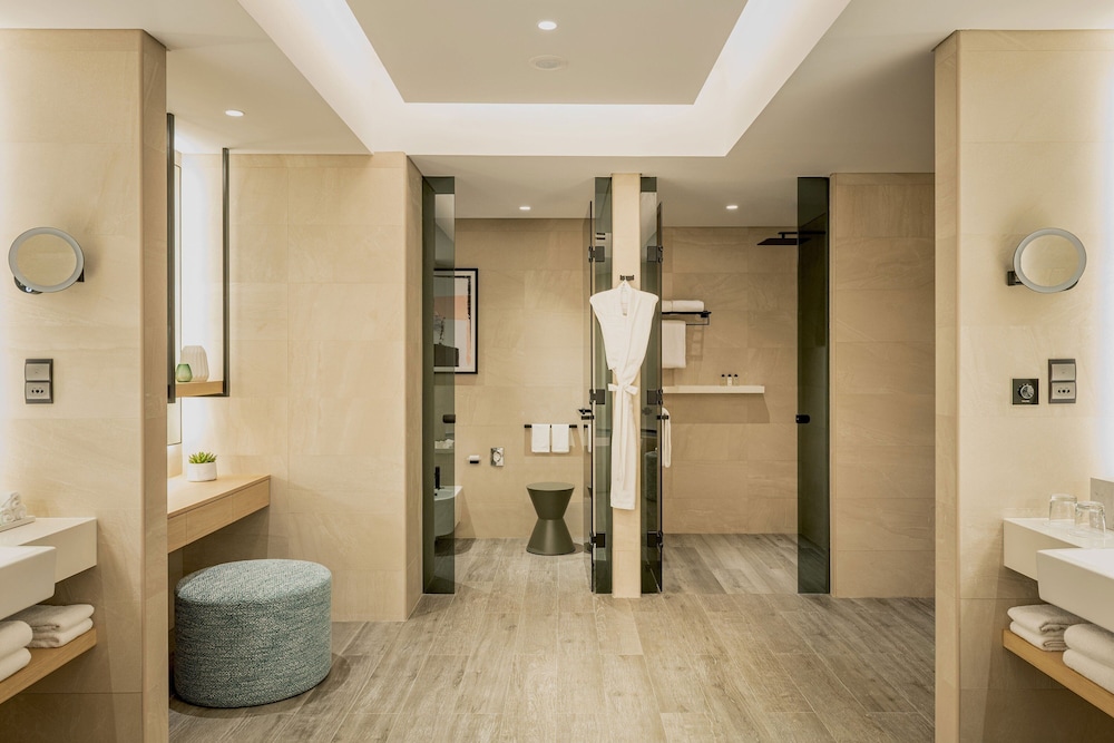 Royal Suite, 1 Bedroom (complimentary airport transfer) - Photo 17