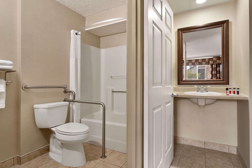 Standard Room, 1 King Bed, Accessible - Photo 3