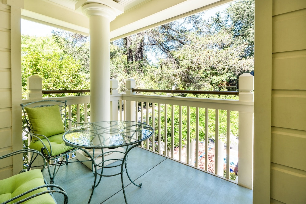 Signature Suite, 1 King Bed, Balcony - Photo 18
