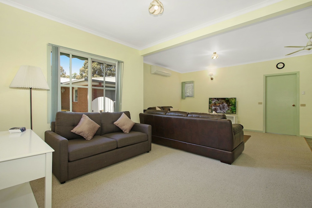 House, 3 Bedrooms photo 2