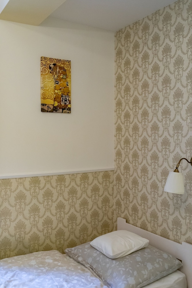 Romantic Studio, Multiple Beds, Kitchenette, Courtyard Area thumbnail 5