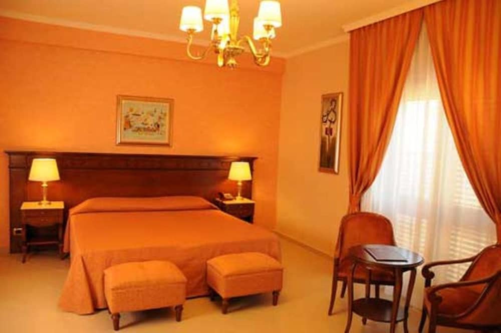 Standard Double or Twin Room - Photo 2