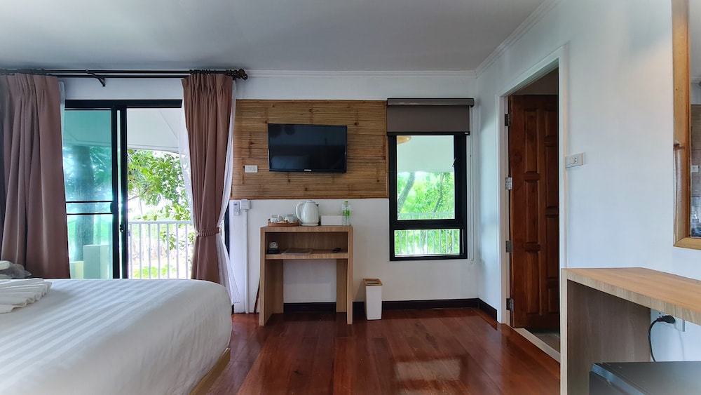 Panoramic Villa, 1 King Bed, Partial Ocean View photo 2