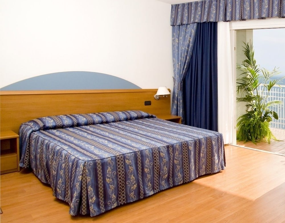 Standard Double Or Twin Room, Balcony, Sea View photo 2