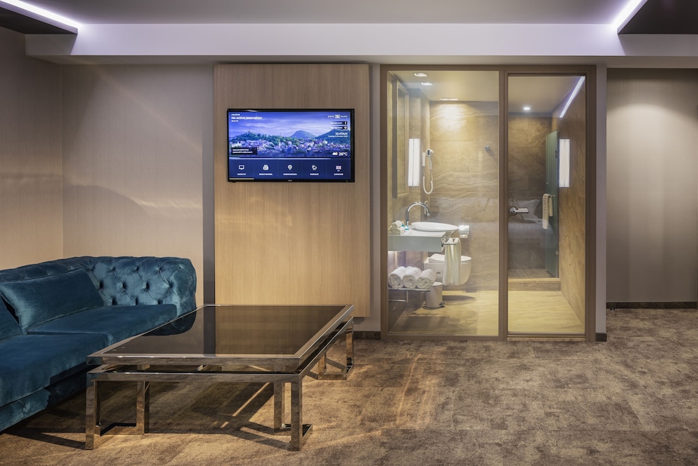 Deluxe Triple Room - Photo 11