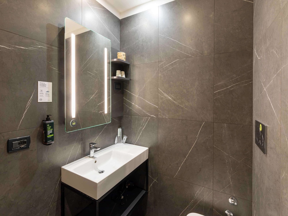Superior Double Room thumbnail 6