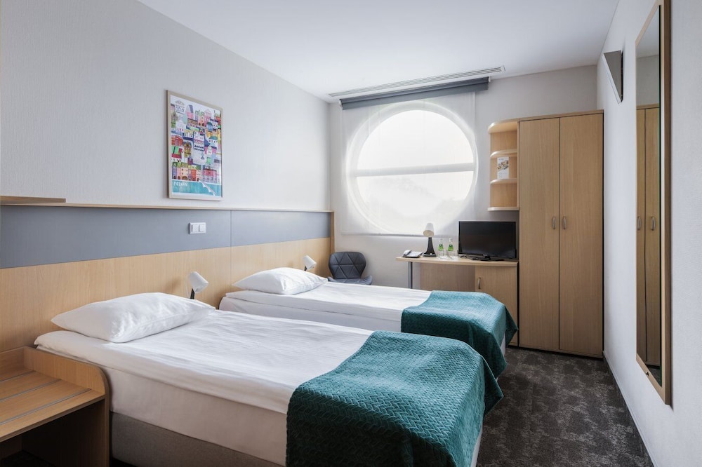 Basic Twin Room, 2 Twin Beds, Non Smoking - Photo 4