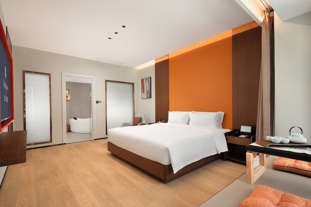 Grand Suite, 1 King Bed with Sofa bed, City View photo 3