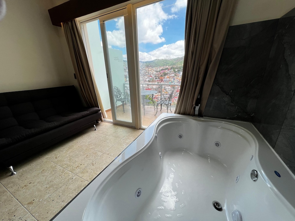 Superior Studio Suite, 2 Queen Beds, Balcony photo 3