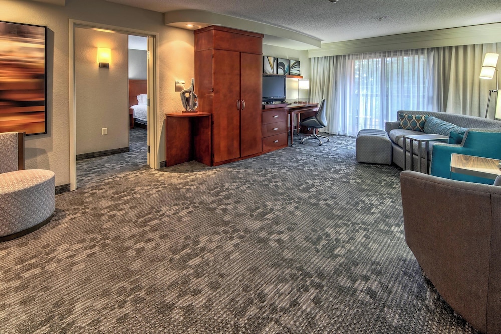 Suite, 1 Bedroom - Photo 1