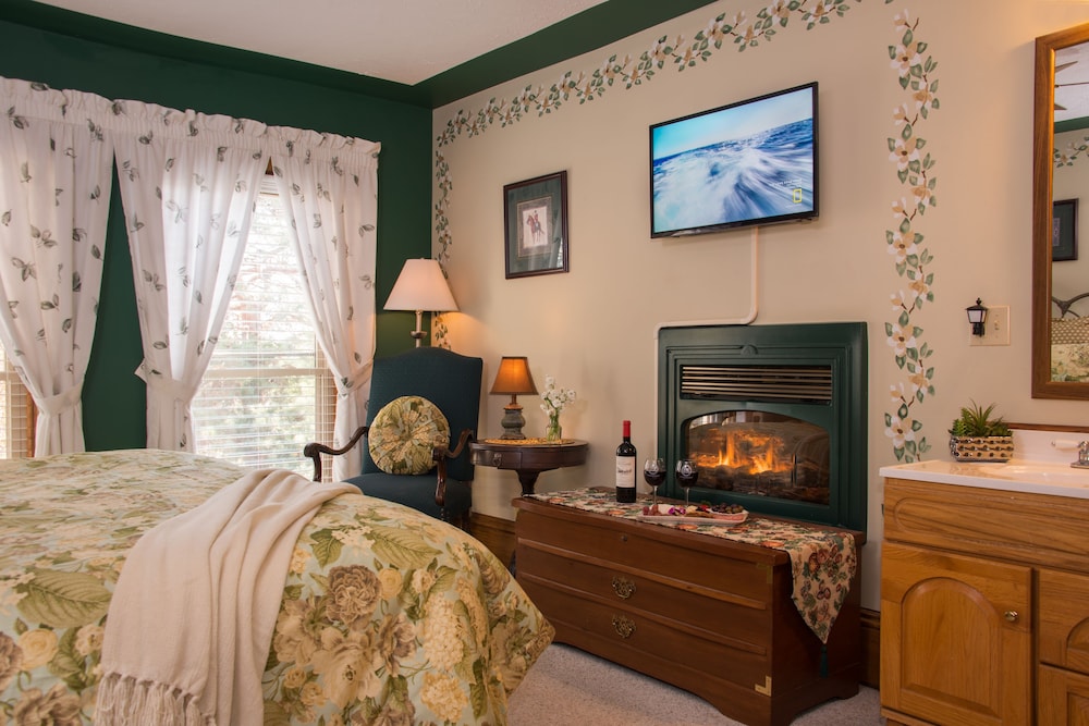 Deluxe Double Room, 1 King Bed, Fireplace, Garden View photo 2