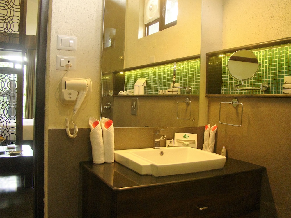 Premium Studio, 1 King Bed, Balcony, Mountain View photo 2