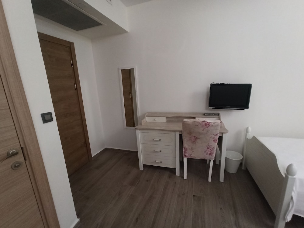 Economy Twin Room, Non Smoking, Half Basement