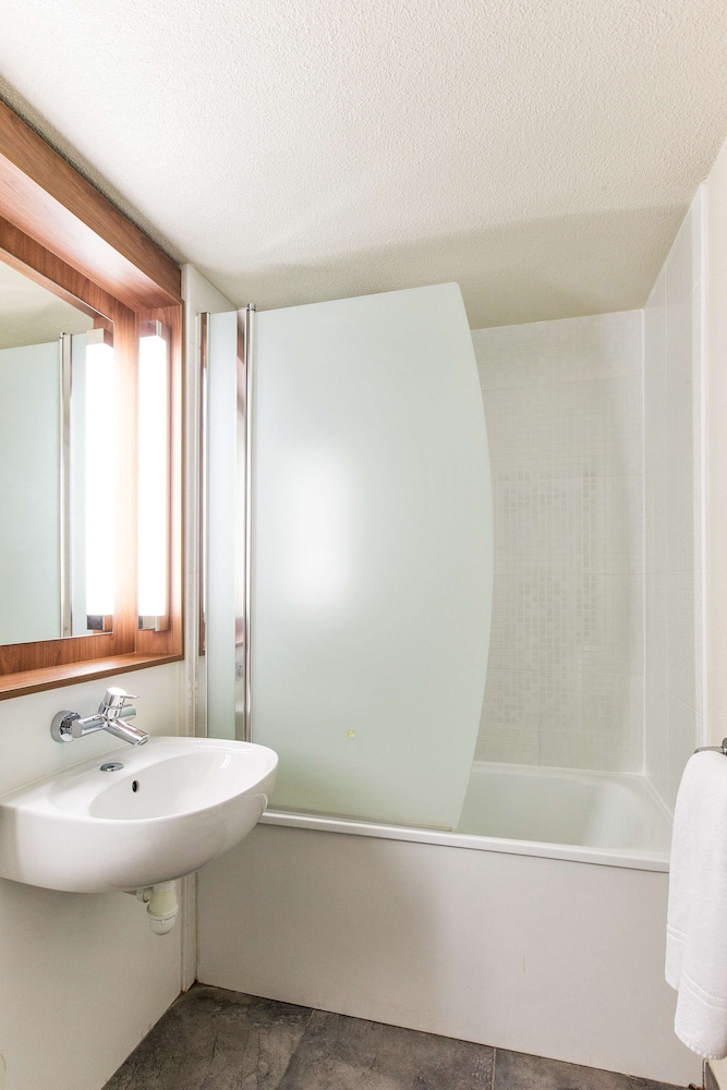 Standard Room, 2 Twin Beds - Photo 9