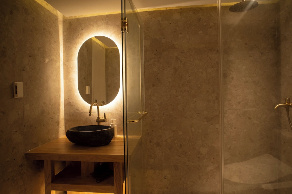 Main Double Timber Spa Room (Randomly selected) - Photo 8