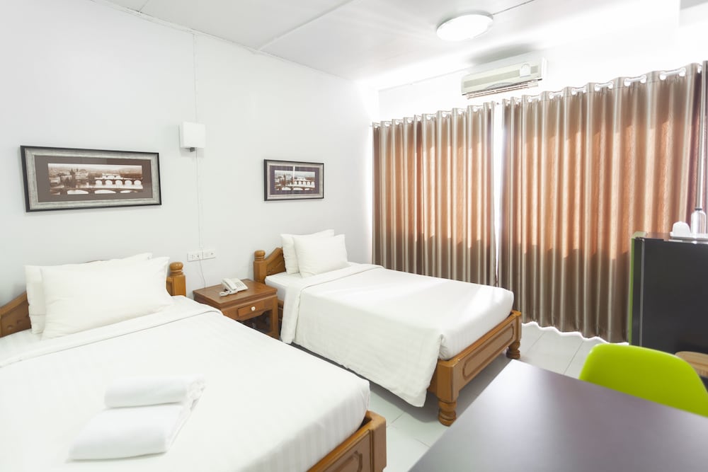 Standard Twin Room - Photo 6