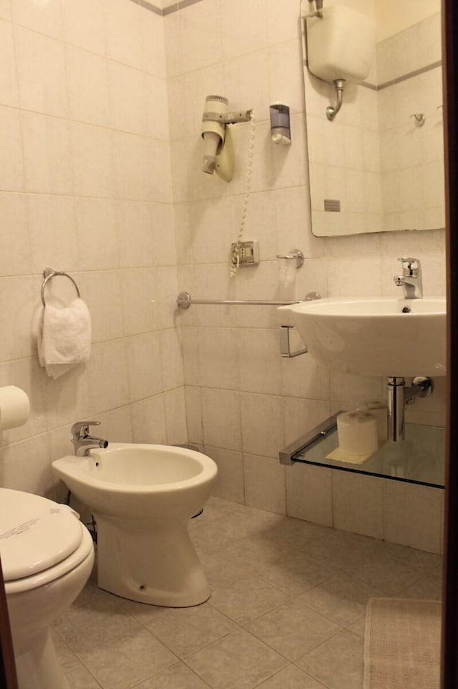Classic Triple Room thumbnail 5