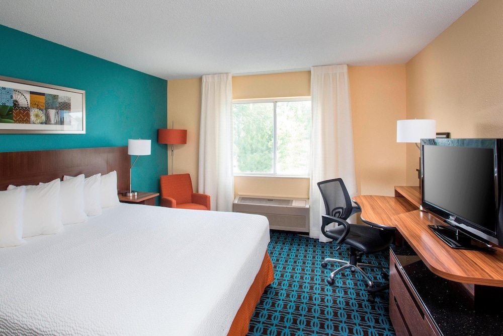 Room, 1 King Bed (Mobility/Hearing Access, Roll-In Shwr) photo 2