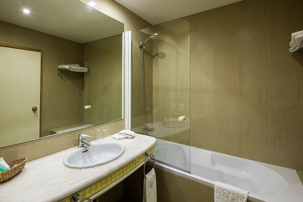 Basic Double or Twin Room, City View - Photo 3