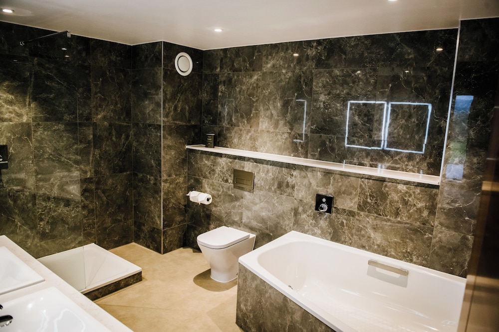 Superior Suite - Photo 6