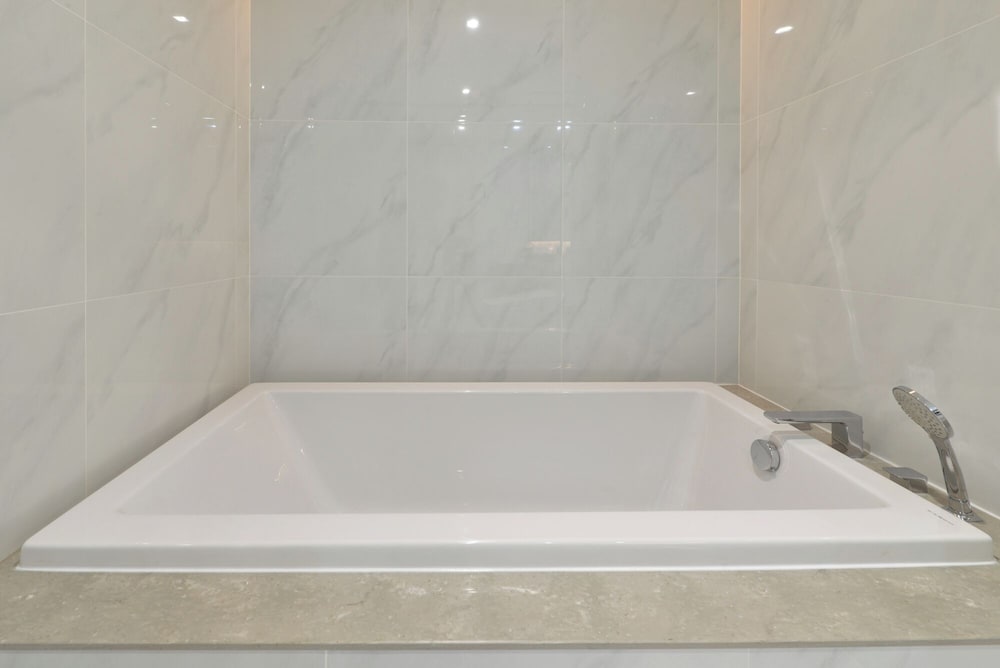 Deluxe Zimmer, Bathtub thumbnail 6