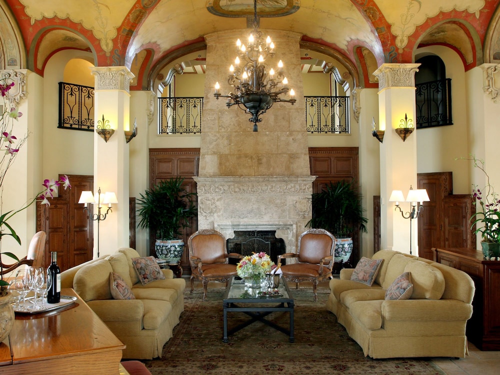 Presidential Suite (1 King and 1 Queen bed)