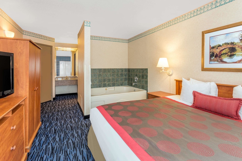 Room, 1 King Bed, Non Smoking, Hot Tub - Photo 3