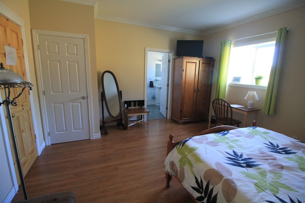 Standard Room, 1 Queen Bed, Ensuite, Garden View photo 3