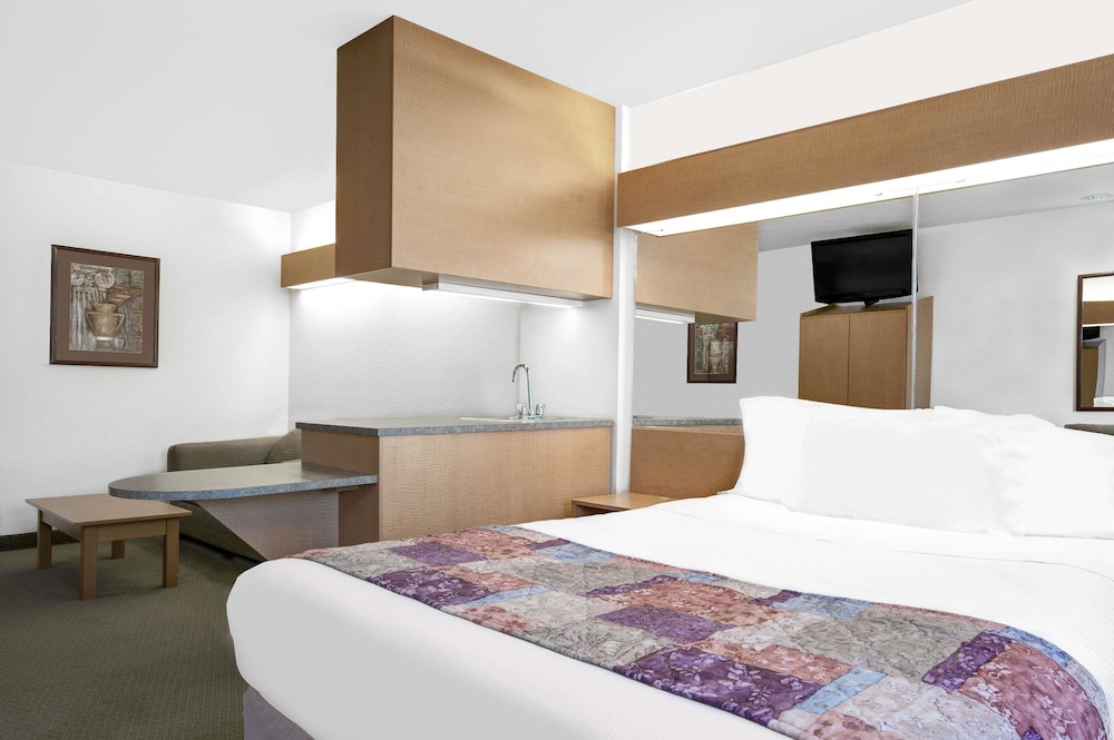 Suite, 1 Queen Bed - Photo 1