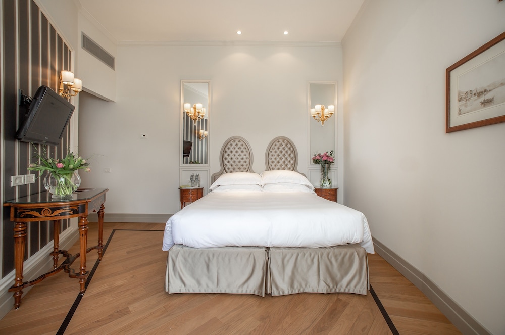 Standard Double Room thumbnail 5