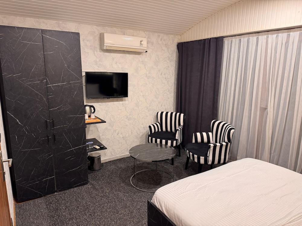 Economy Room, City View photo 3