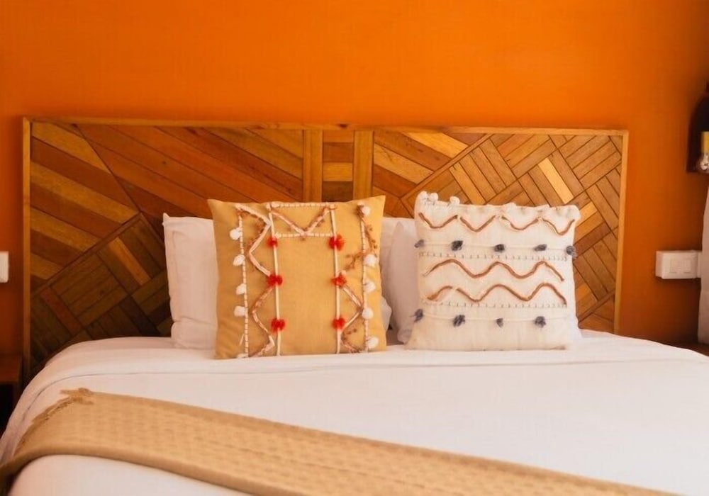 Compact Room with Private Bathroom - Photo 3