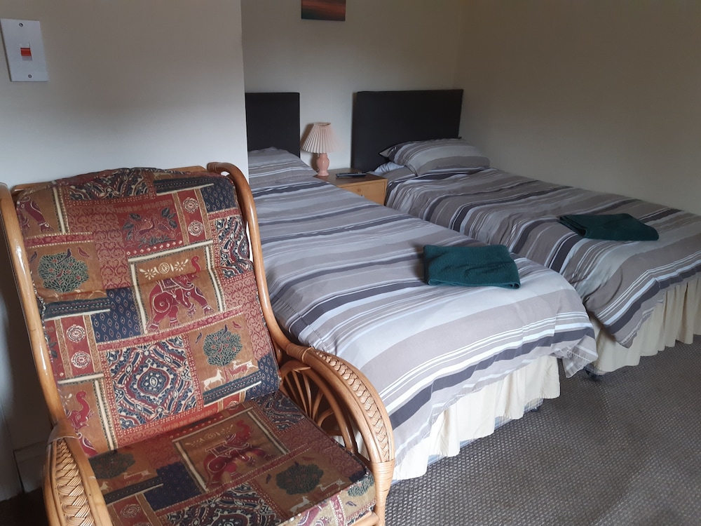 Standard Twin Room, Ensuite photo 3