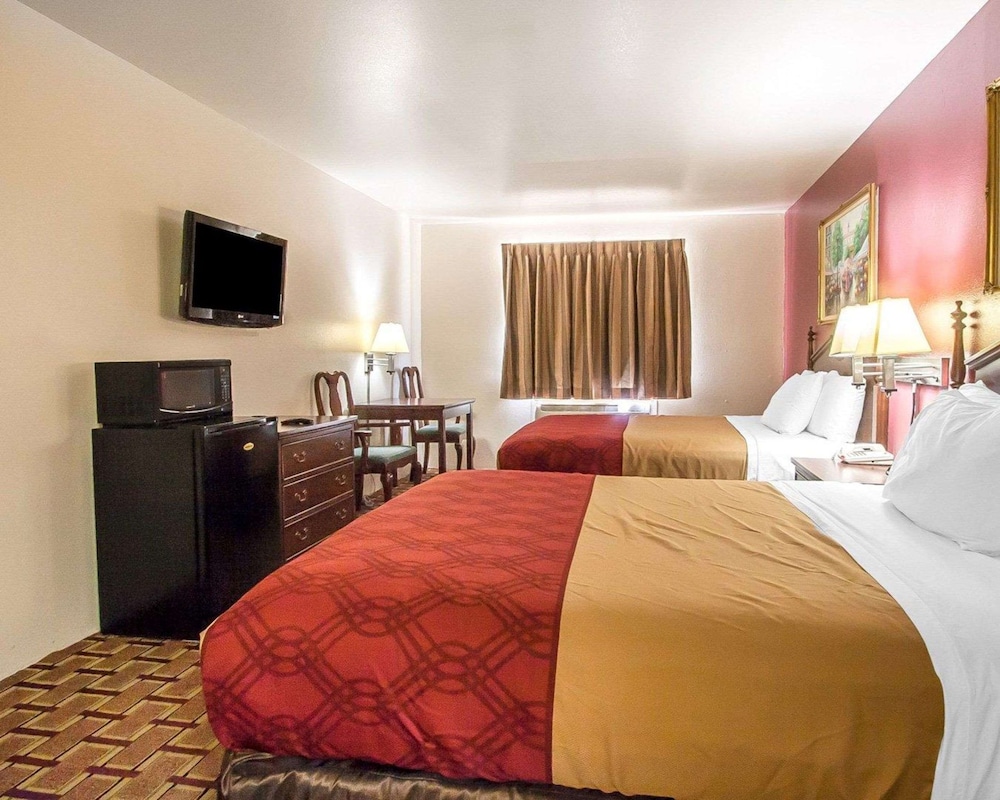 Standard Room, 2 Queen Beds, Non Smoking - Photo 2