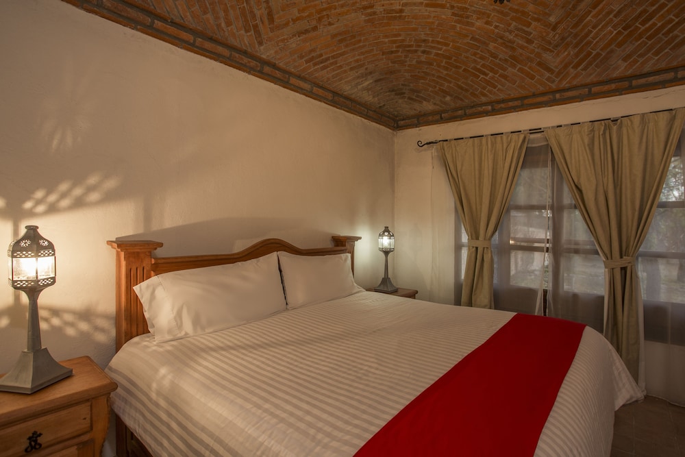Standard Room, 1 King Bed photo 3