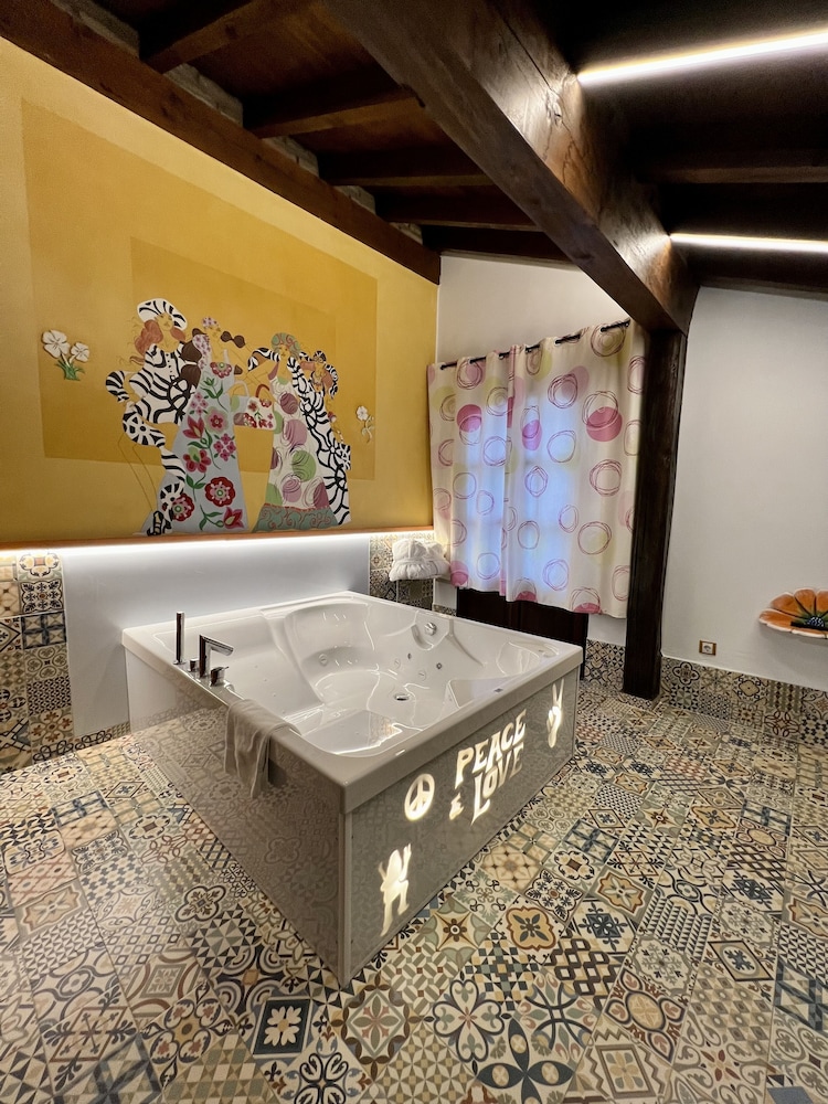Deluxe Studio Suite (Jacuzzi) photo 3