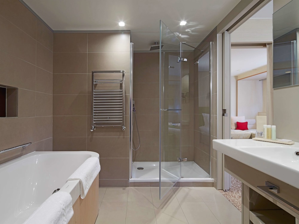 Junior Suite, 1 King Bed, Bathtub - Photo 2
