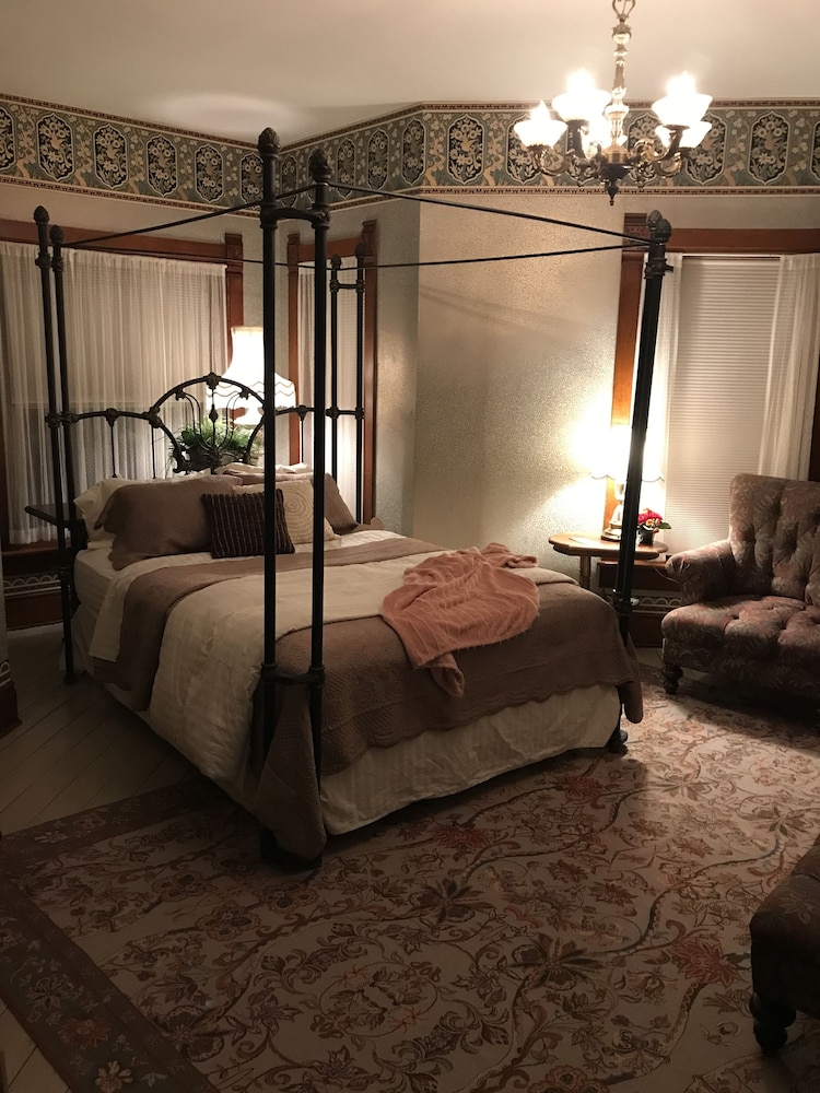 Room (Emma's Aviary) photo 2