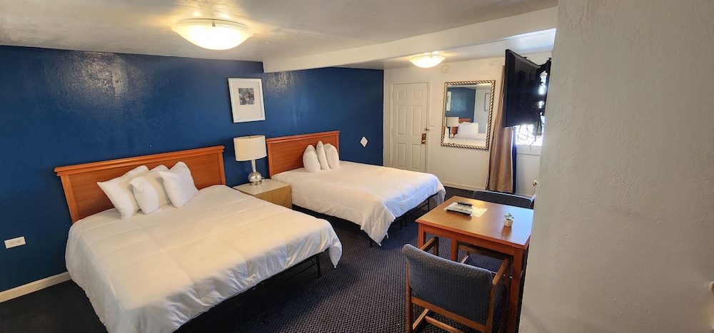 Family Room, 2 Queen Beds, Accessible, Non Smoking