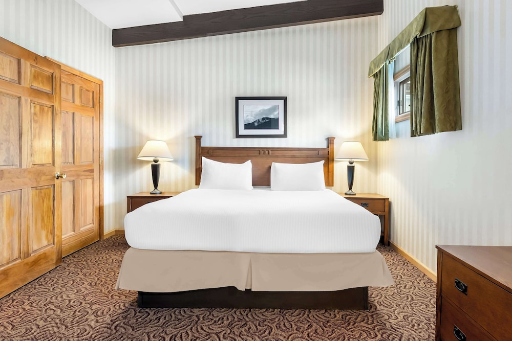 Suite, 1 King Bed, Non Smoking, Jetted Tub (2nd Floor;with Sofabed) photo 1