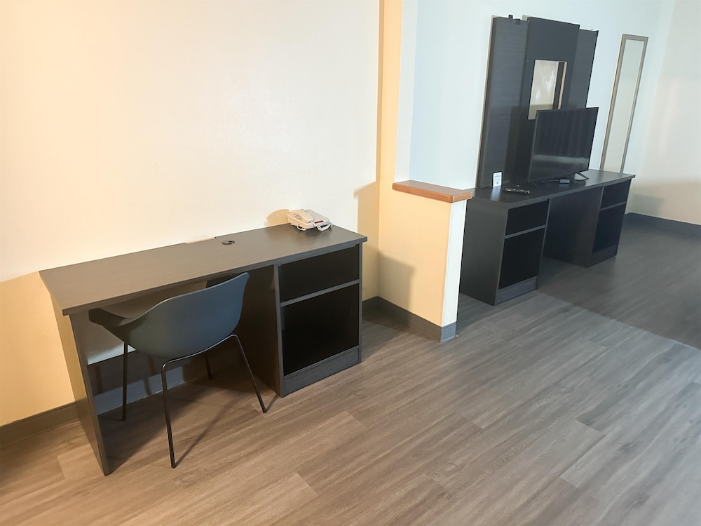 Deluxe Suite, 1 King Bed, Non Smoking, Refrigerator & Microwave - Photo 12