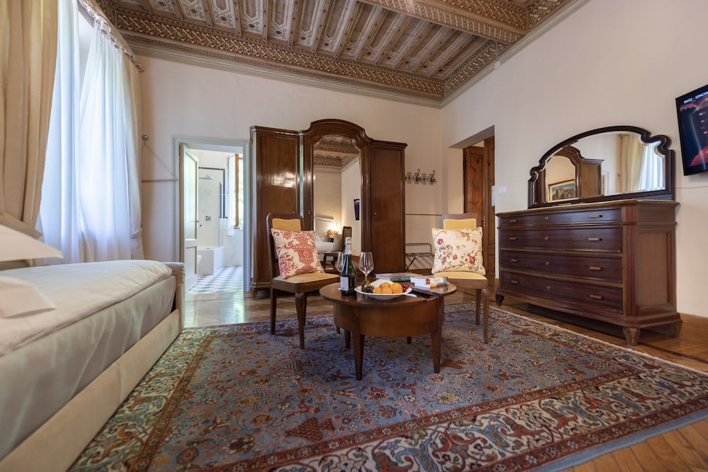 Deluxe Double Room (Sofa bed) - Photo 10